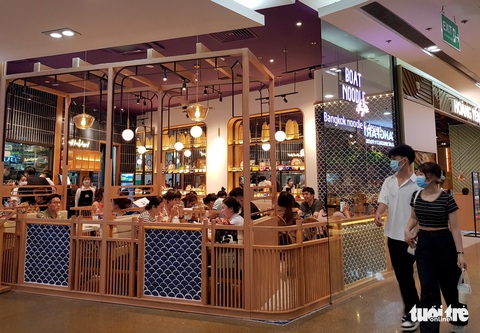 Bạn trẻ Sài Gòn đi ‘ăn lễ’ lúc… nửa đêm - Ảnh 5. Bạn trẻ Sài Gòn đi ‘ăn lễ’ lúc… nửa đêm - Ảnh 5.