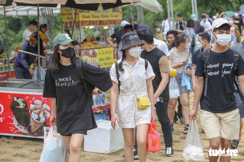 Ngày đầu nghỉ lễ 30-4: Khách ùn ùn đổ về các khu vui chơi - Ảnh 11. Ngày đầu nghỉ lễ 30-4: Khách ùn ùn đổ về các khu vui chơi - Ảnh 11.