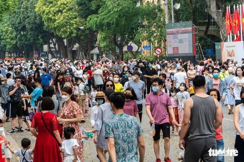 Ngày đầu nghỉ lễ 30-4: Khách ùn ùn đổ về các khu vui chơi - Ảnh 4. Ngày đầu nghỉ lễ 30-4: Khách ùn ùn đổ về các khu vui chơi - Ảnh 4.