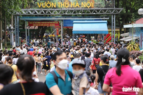 Ngày đầu nghỉ lễ 30-4: Khách ùn ùn đổ về các khu vui chơi - Ảnh 5. Ngày đầu nghỉ lễ 30-4: Khách ùn ùn đổ về các khu vui chơi - Ảnh 5.