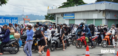 Ngày đầu nghỉ lễ 30-4: Khách ùn ùn đổ về các khu vui chơi - Ảnh 2. Ngày đầu nghỉ lễ 30-4: Khách ùn ùn đổ về các khu vui chơi - Ảnh 2.