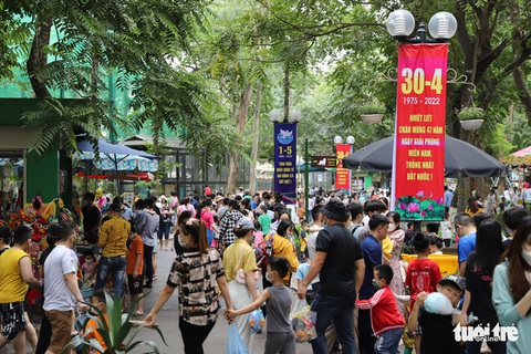 Ngày đầu nghỉ lễ 30-4: Khách ùn ùn đổ về các khu vui chơi - Ảnh 6. Ngày đầu nghỉ lễ 30-4: Khách ùn ùn đổ về các khu vui chơi - Ảnh 6.