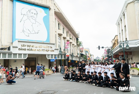 Ngày đầu nghỉ lễ 30-4: Khách ùn ùn đổ về các khu vui chơi - Ảnh 7. Ngày đầu nghỉ lễ 30-4: Khách ùn ùn đổ về các khu vui chơi - Ảnh 7.