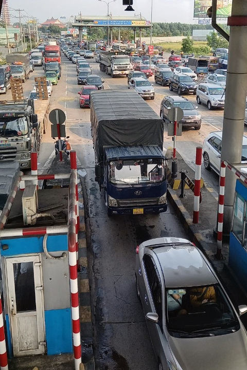 Lượng người đi Vũng Tàu tăng vọt, xả trạm thu phí T2 trên quốc lộ 51 - Ảnh 1. Lượng người đi Vũng Tàu tăng vọt, xả trạm thu phí T2 trên quốc lộ 51 - Ảnh 1.