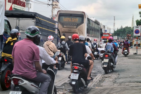 Lượng người đi Vũng Tàu tăng vọt, xả trạm thu phí T2 trên quốc lộ 51 - Ảnh 2. Lượng người đi Vũng Tàu tăng vọt, xả trạm thu phí T2 trên quốc lộ 51 - Ảnh 2.