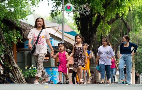 Ngày đầu nghỉ lễ 30-4: Khách ùn ùn đổ về các khu vui chơi - Ảnh 18. Ngày đầu nghỉ lễ 30-4: Khách ùn ùn đổ về các khu vui chơi - Ảnh 18.
