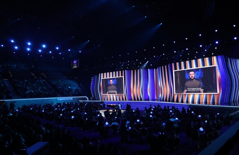 Grammy 2022: Trong một thế giới trước họng súng... - Ảnh 6. Grammy 2022: Trong một thế giới trước họng súng... - Ảnh 6.