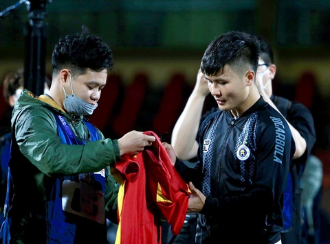 Quang Hải tạm biệt khán giả, hàng ngàn cổ động viên trên sân Hàng Đẫy gọi tên, vẫy chào - Ảnh 3. Quang Hải tạm biệt khán giả, hàng ngàn cổ động viên trên sân Hàng Đẫy gọi tên, vẫy chào - Ảnh 3.