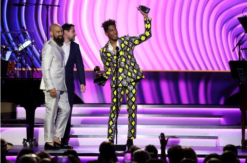 Grammy 2022: Trong một thế giới trước họng súng... - Ảnh 3. Grammy 2022: Trong một thế giới trước họng súng... - Ảnh 3.