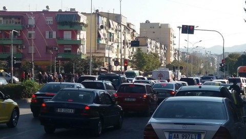 Giá xăng dầu tăng mạnh, Albania cấm xe nhiều tuyến đường trong Ngày không ôtô - Ảnh 1. Giá xăng dầu tăng mạnh, Albania cấm xe nhiều tuyến đường trong Ngày không ôtô - Ảnh 1.