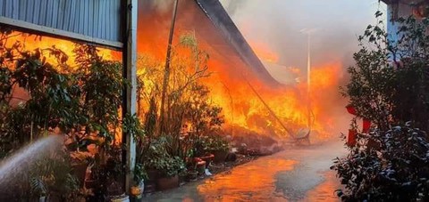 Khu tập kết rác công nghiệp hơn 9.000m2 cháy dữ dội, khói cuồn cuộn lên trời - Ảnh 3. Khu tập kết rác công nghiệp hơn 9.000m2 cháy dữ dội, khói cuồn cuộn lên trời - Ảnh 3.