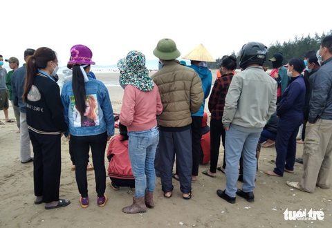 Thi thể ngư dân chìm thuyền trên biển dạt vào bờ sau một ngày mất tích - Ảnh 1. Thi thể ngư dân chìm thuyền trên biển dạt vào bờ sau một ngày mất tích - Ảnh 1.
