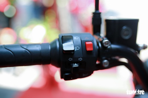 Xe máy điện Made in Vietnam giá gần 55 triệu đồng, đi 200 km mỗi lần sạc - Ảnh 8. Xe máy điện Made in Vietnam giá gần 55 triệu đồng, đi 200 km mỗi lần sạc - Ảnh 8.
