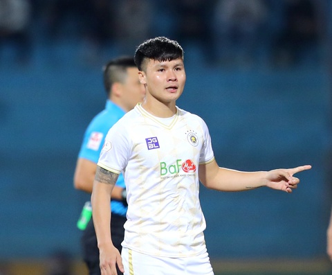 Quang Hải tạm biệt khán giả, hàng ngàn cổ động viên trên sân Hàng Đẫy gọi tên, vẫy chào - Ảnh 2. Quang Hải tạm biệt khán giả, hàng ngàn cổ động viên trên sân Hàng Đẫy gọi tên, vẫy chào - Ảnh 2.