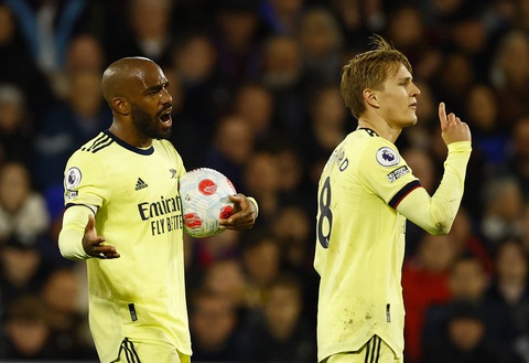 Thua bạc nhược trước Crystal Palace, Arsenal rơi vào thế khó - Ảnh 1. Thua bạc nhược trước Crystal Palace, Arsenal rơi vào thế khó - Ảnh 1.
