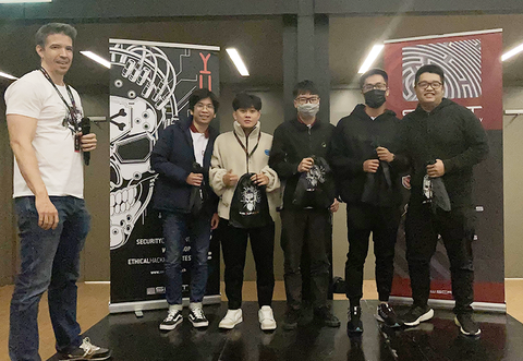 Sinh viên ĐH Duy Tân giành giải Ba Cuộc thi Insomnihack CTF Finals ở Thụy Sĩ - Ảnh 1. Sinh viên ĐH Duy Tân giành giải Ba Cuộc thi Insomnihack CTF Finals ở Thụy Sĩ - Ảnh 1.