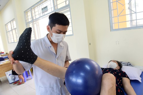 Mẹ tôi mua combo 3,5 triệu đồng trị hậu COVID, uống cả tháng vẫn... xơ phổi - Ảnh 1. Mẹ tôi mua combo 3,5 triệu đồng trị hậu COVID, uống cả tháng vẫn... xơ phổi - Ảnh 1.