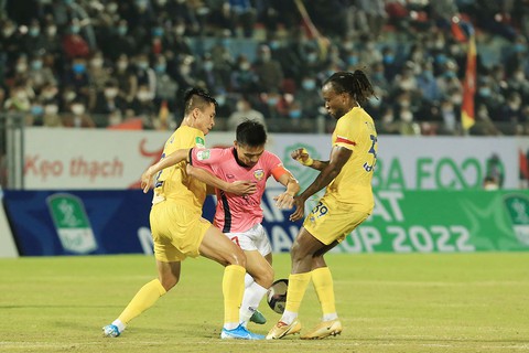 Cúp quốc gia 2022: 4 thẻ đỏ trên sân Tam Kỳ - Ảnh 2. Cúp quốc gia 2022: 4 thẻ đỏ trên sân Tam Kỳ - Ảnh 2.