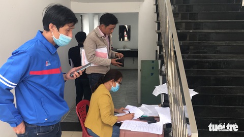 Đà Nẵng: Xếp hàng từ mờ sáng, 3 ngày vẫn chưa được làm sổ đỏ - Ảnh 4. Đà Nẵng: Xếp hàng từ mờ sáng, 3 ngày vẫn chưa được làm sổ đỏ - Ảnh 4.