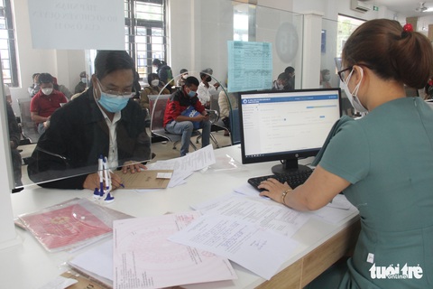Đà Nẵng: Xếp hàng từ mờ sáng, 3 ngày vẫn chưa được làm sổ đỏ - Ảnh 3. Đà Nẵng: Xếp hàng từ mờ sáng, 3 ngày vẫn chưa được làm sổ đỏ - Ảnh 3.