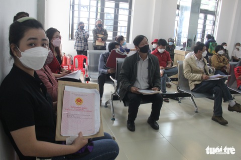 Đà Nẵng: Xếp hàng từ mờ sáng, 3 ngày vẫn chưa được làm sổ đỏ - Ảnh 1. Đà Nẵng: Xếp hàng từ mờ sáng, 3 ngày vẫn chưa được làm sổ đỏ - Ảnh 1.