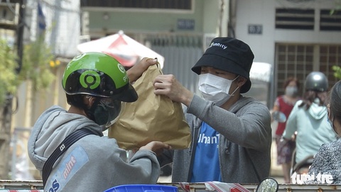 Bán buôn thời nay: Anh hàng cua ốc, chị hàng chè lên mạng tập bán hàng thời công nghệ - Ảnh 1. Bán buôn thời nay: Anh hàng cua ốc, chị hàng chè lên mạng tập bán hàng thời công nghệ - Ảnh 1.