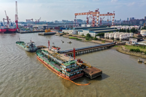 Giá dầu thế giới tiếp tục giảm do EU né trừng phạt dầu của Nga - Ảnh 1. Giá dầu thế giới tiếp tục giảm do EU né trừng phạt dầu của Nga - Ảnh 1.