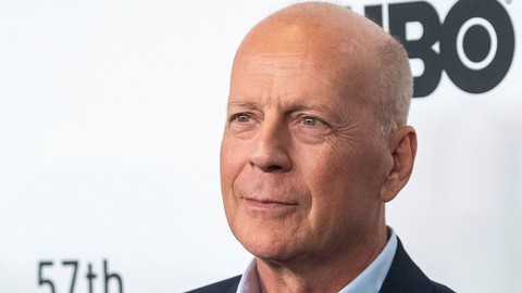 Bruce Willis tuyên bố giải nghệ, chia tay sự nghiệp lẫy lừng hơn 40 năm, tượng đài Hollywood - Ảnh 1. Bruce Willis tuyên bố giải nghệ, chia tay sự nghiệp lẫy lừng hơn 40 năm, tượng đài Hollywood - Ảnh 1.