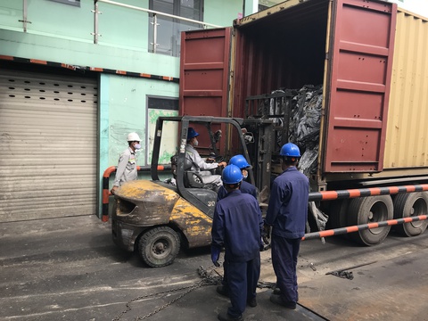Mỗi ngày chỉ tiêu hủy được 1 container, mất 1 năm mới hủy xong 348 container tồn đọng - Ảnh 2. Mỗi ngày chỉ tiêu hủy được 1 container, mất 1 năm mới hủy xong 348 container tồn đọng - Ảnh 2.