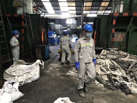 Mỗi ngày chỉ tiêu hủy được 1 container, mất 1 năm mới hủy xong 348 container tồn đọng - Ảnh 1. Mỗi ngày chỉ tiêu hủy được 1 container, mất 1 năm mới hủy xong 348 container tồn đọng - Ảnh 1.