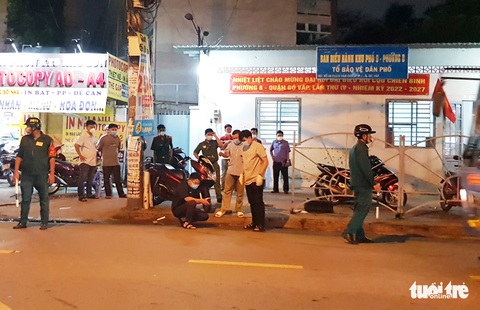 Người đàn ông lấy dao từ túi quần đâm chết nam dân quân ở quận Gò Vấp - Ảnh 1. Người đàn ông lấy dao từ túi quần đâm chết nam dân quân ở quận Gò Vấp - Ảnh 1.