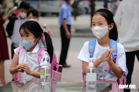 Hà Nội: Học sinh lớp 1 lần đầu được đến trường - Ảnh 5. Hà Nội: Học sinh lớp 1 lần đầu được đến trường - Ảnh 5.