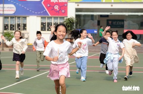 Hà Nội: Học sinh lớp 1 lần đầu được đến trường - Ảnh 4. Hà Nội: Học sinh lớp 1 lần đầu được đến trường - Ảnh 4.