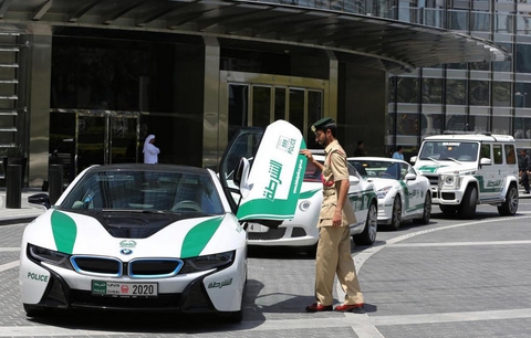 Cảnh sát Dubai khoe dàn xe tuần tra khủng suốt 66 năm như phim Hollywood - Ảnh 3. Cảnh sát Dubai khoe dàn xe tuần tra khủng suốt 66 năm như phim Hollywood - Ảnh 3.