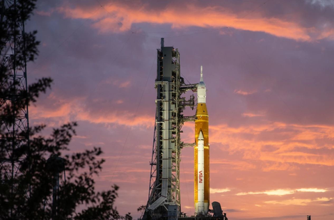 NASA lùi thời gian thử nghiệm tên lửa đẩy đưa tàu lên Mặt trăng - Ảnh 1. NASA lùi thời gian thử nghiệm tên lửa đẩy đưa tàu lên Mặt trăng - Ảnh 1.