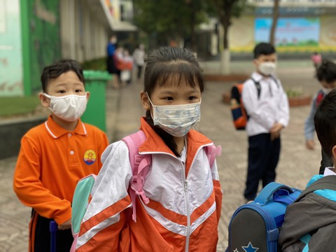 Hà Nội: Học sinh lớp 1 lần đầu được đến trường - Ảnh 3. Hà Nội: Học sinh lớp 1 lần đầu được đến trường - Ảnh 3.