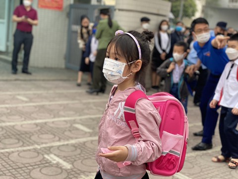 Hà Nội: Học sinh lớp 1 lần đầu được đến trường - Ảnh 1. Hà Nội: Học sinh lớp 1 lần đầu được đến trường - Ảnh 1.