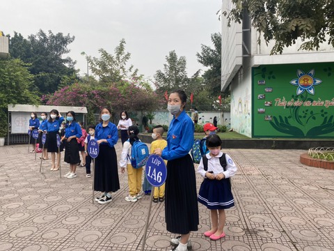 Hà Nội: Học sinh lớp 1 lần đầu được đến trường - Ảnh 2. Hà Nội: Học sinh lớp 1 lần đầu được đến trường - Ảnh 2.