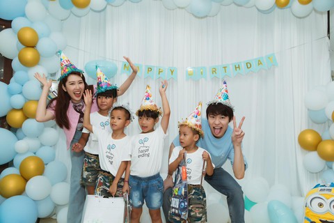 Kim Woo Bin trở lại màn ảnh sau 6 năm, Thúy Ngân đón sinh nhật cùng trẻ mồ côi - Ảnh 4. Kim Woo Bin trở lại màn ảnh sau 6 năm, Thúy Ngân đón sinh nhật cùng trẻ mồ côi - Ảnh 4.