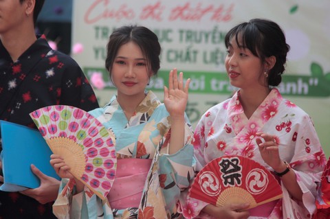 Áo mưa, giấy báo, rèm vải... làm nên những bộ yukata đặc sắc - Ảnh 3. Áo mưa, giấy báo, rèm vải... làm nên những bộ yukata đặc sắc - Ảnh 3.