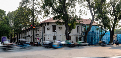 Bộ Xây dựng: Đề nghị UBND Hà Nội tiếp thu ý kiến chuyên gia về việc phá dỡ tòa nhà Pháp cổ - Ảnh 1. Bộ Xây dựng: Đề nghị UBND Hà Nội tiếp thu ý kiến chuyên gia về việc phá dỡ tòa nhà Pháp cổ - Ảnh 1.