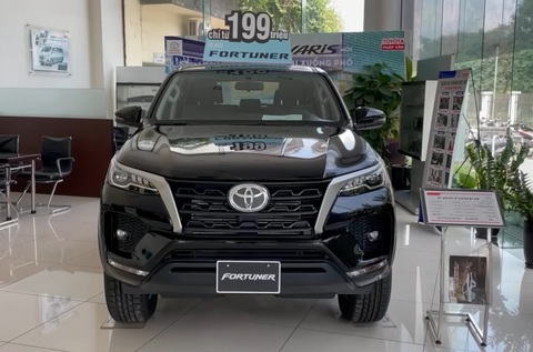 Hết thời bia kèm lạc, Toyota Fortuner giảm giá tại đại lý - Ảnh 1. Hết thời bia kèm lạc, Toyota Fortuner giảm giá tại đại lý - Ảnh 1.
