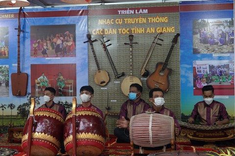 Triển lãm hơn 100 loại nhạc cụ truyền thống các dân tộc Việt Nam - Ảnh 2. Triển lãm hơn 100 loại nhạc cụ truyền thống các dân tộc Việt Nam - Ảnh 2.