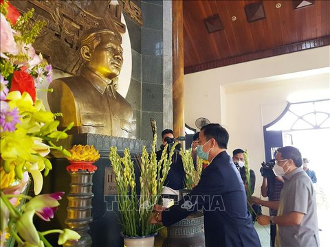 Dâng hoa, dâng hương tưởng niệm 115 năm ngày sinh Tổng bí thư Lê Duẩn - Ảnh 1. Dâng hoa, dâng hương tưởng niệm 115 năm ngày sinh Tổng bí thư Lê Duẩn - Ảnh 1.