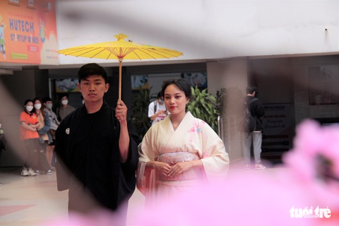 Áo mưa, giấy báo, rèm vải... làm nên những bộ yukata đặc sắc - Ảnh 7. Áo mưa, giấy báo, rèm vải... làm nên những bộ yukata đặc sắc - Ảnh 7.