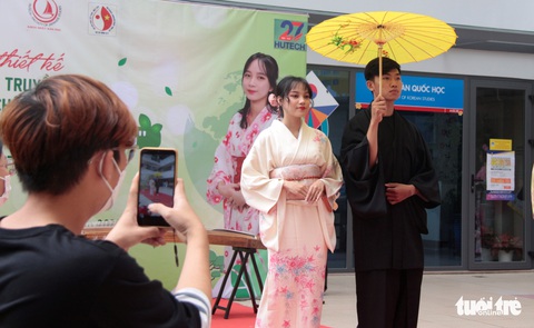 Áo mưa, giấy báo, rèm vải... làm nên những bộ yukata đặc sắc - Ảnh 11. Áo mưa, giấy báo, rèm vải... làm nên những bộ yukata đặc sắc - Ảnh 11.