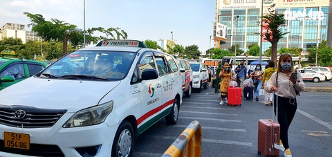 Tân Sơn Nhất lên phương án bổ sung xe taxi, xả trạm thu phí nếu ùn tắc dịp lễ 30-4 - Ảnh 1. Tân Sơn Nhất lên phương án bổ sung xe taxi, xả trạm thu phí nếu ùn tắc dịp lễ 30-4 - Ảnh 1.