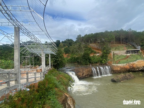 Ngang nhiên băm đồi, xẻ núi để… săn view - Ảnh 2. Ngang nhiên băm đồi, xẻ núi để… săn view - Ảnh 2.