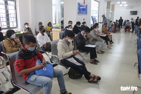 Dân xếp hàng chờ làm thủ tục đất, Sở TN-MT Đà Nẵng cảnh báo sốt ảo - Ảnh 1. Dân xếp hàng chờ làm thủ tục đất, Sở TN-MT Đà Nẵng cảnh báo sốt ảo - Ảnh 1.
