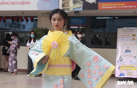 Áo mưa, giấy báo, rèm vải... làm nên những bộ yukata đặc sắc - Ảnh 4. Áo mưa, giấy báo, rèm vải... làm nên những bộ yukata đặc sắc - Ảnh 4.
